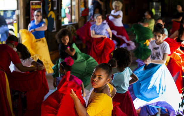 Muchos puertorriqueños de ascendencia africana no se consideran de color. Una clase de baile bomba en Loíza. Foto / Erika P. Rodriguez para The New York Times.