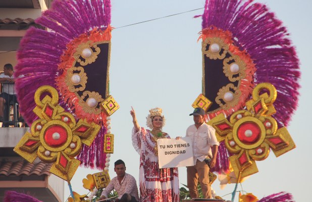 Grace Cano de Calle Abajo, agradeció a todas las personas que la acompañaron durante los cuatro días de farsa y en el topón. Foto Thays Domínguez