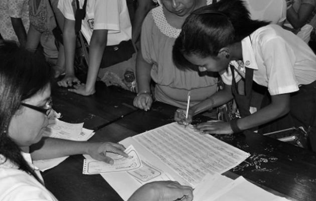 Estudiantes cuando cobraban la Beca Universal, la cual se transformó en el Programa de Asistencia Social Educativa Universal (PASE-U), con las nuevas exigencias en cuanto a asistencia a clases y rendimiento. Foto: Archivo.