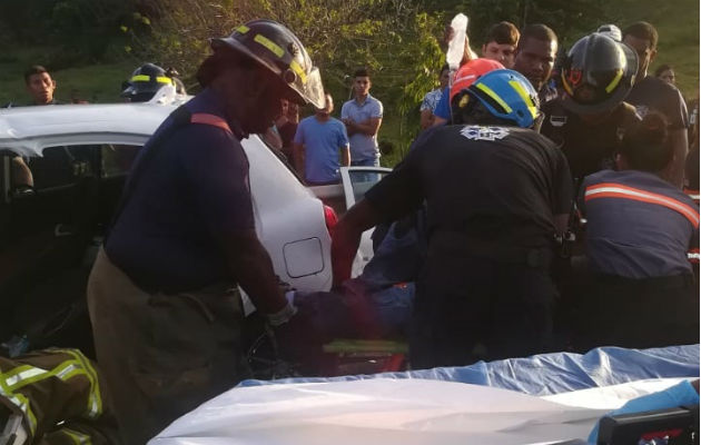 Bomberos usaron herramientas para sacarlo del lugar. Foto: Diómedes Sánchez.