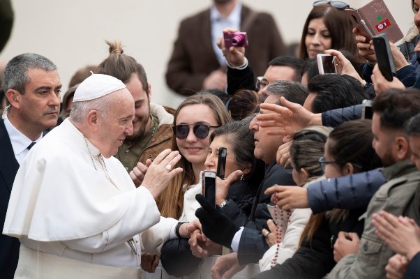 Durante las actividades del Miércoles de Ceniza el papa saludo y besó a los feligreses. FOTO/AP