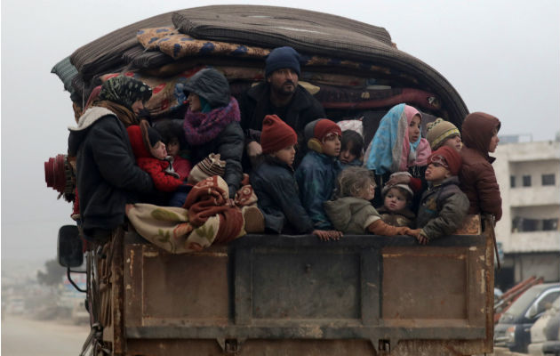 Durante nueve años de guerra civil, millones de sirios han huido. Un camión cerca de Idlib, antes su último refugio. Foto / Khalil Ashawi/Reuters.