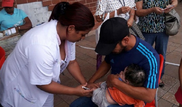 Las vacunas son almacenadas en un depósito de biológicos.