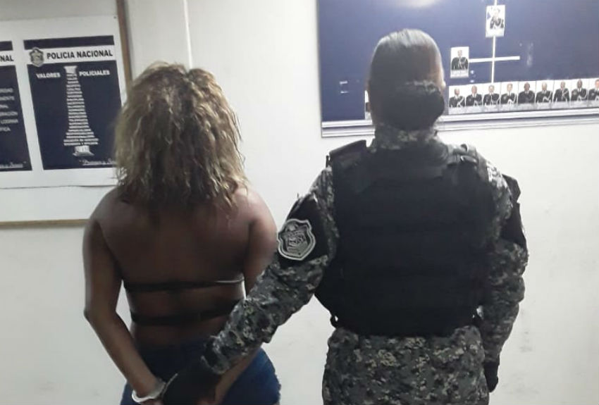 La mujer lanzó el arma del puente de Las Américas el pasado martes de Carnaval.