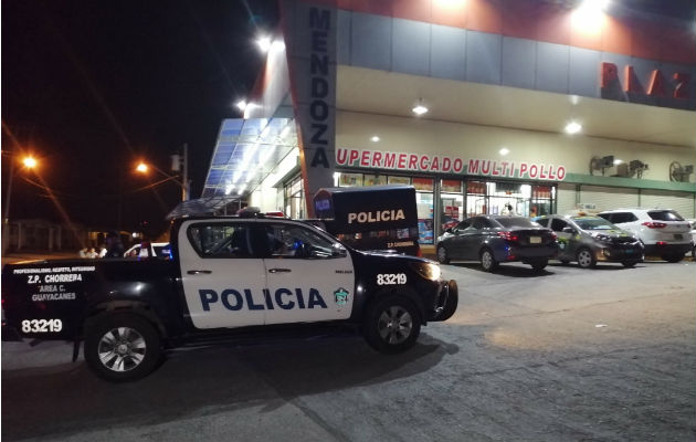 Los asaltantes al ver policías optaron por arrojar las armas. Foto: Eric Montenegro.