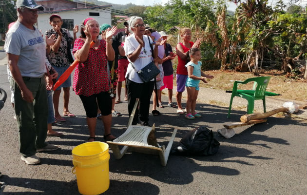 Desde hace dos semanas no tienen agua potable. Foto: Eric Montenegro.