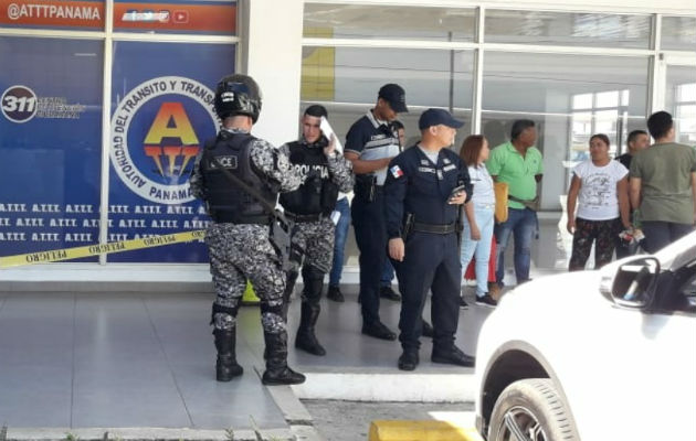 Unidades policiales quienes llegaron al lugar para acordonar la escena. Foto: Mayra Madrid.