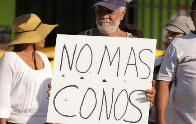 En Capira, no permiten a unidades del Tránsito colocar conos en la Interamericana Los manifestantes exigen que se tomen políticas de seguridad vial. Foto: Eric A. Montenegro.