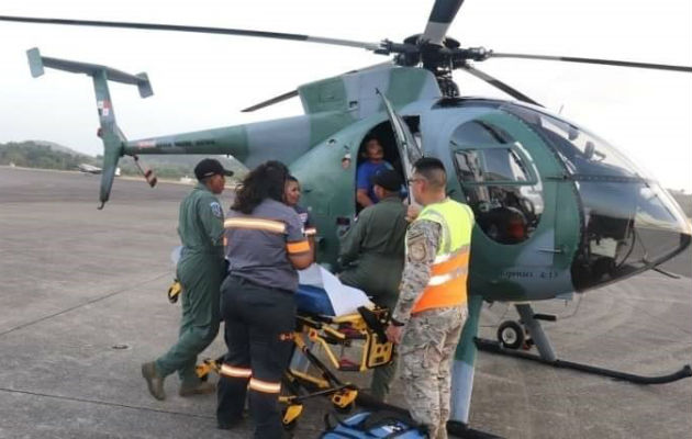Hombre con problema urinario es evacuado en helicóptero de las montañas de Colón En un helicóptero del Servicio Aéreo Nacional se efectuó el traslado del enfermo. Foto: Diómedes Sánchez S.