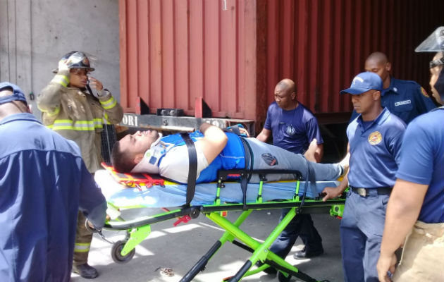 Trabajador sufre caída de altura en el área de la Zona Libre de Colón Socorristas atendieron al trabajador accidentado. Foto: Diómedes Sánchez