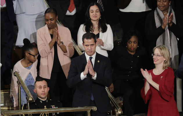 Trump homenajea a Guaidó en EEUU y promete "aplastar la tiranía" de Maduro El opositor venezolano Juan Guaidó, de pie tras ser reconocido por el presidente Trump. Foto: EFE.