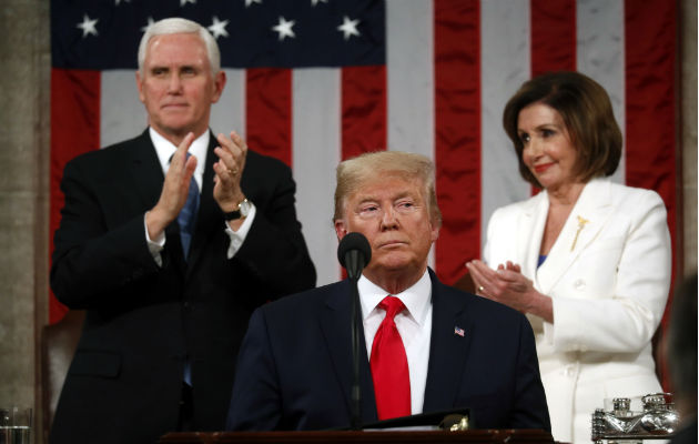Trump homenajea a Guaidó en EEUU y promete "aplastar la tiranía" de Maduro El opositor venezolano Juan Guaidó, de pie tras ser reconocido por el presidente Trump. Foto: EFE.