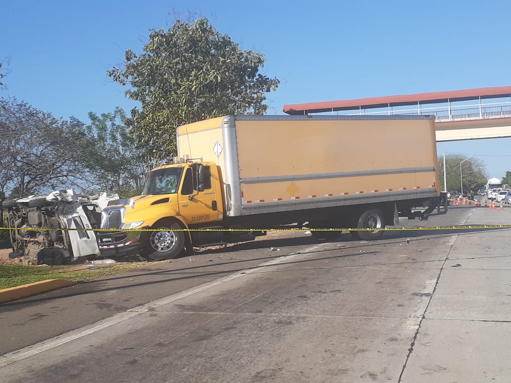  El accidente se dio a eso de las seis de la mañana, en la carretera Divisa-Santiago, a la altura de hangares y muy cerca a una parada. FOTO/THAYS DOMÍNGUEZ