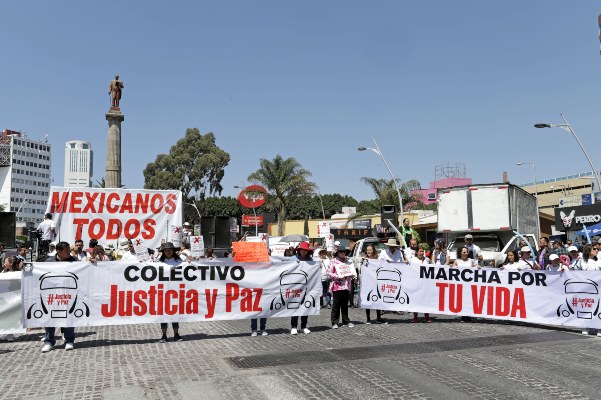 Integrantes de la familia LeBaron participan en una protesta, acompañados por familiares de víctimas de violencia exigiendo justicia y paz ante los niveles de inseguridad. FOTO/EFE