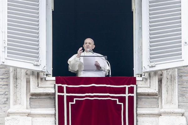 El sábado hizo su aparición semanal para bendecir a los peregrinos desde una ventana sobre la Plaza de San Pedro, su primera comparecencia pública desde el Miércoles de Ceniza, cuando se le vio toser y sonarse la nariz durante la misa. FOTO/EFE