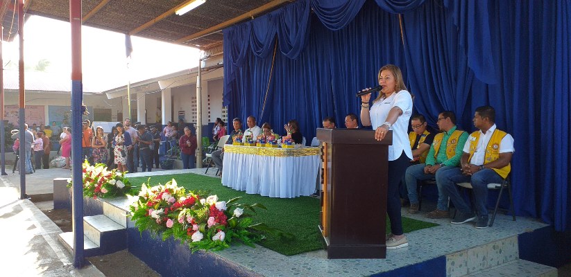 La Ministra de Vivienda y Ordenamiento Territorial (Miviot), Inés Samudio dio las palabras de bienvenida a los estudiantes de la Escuela Bilingüe Victoriano Lorenzo. FOTO/José Vásquez