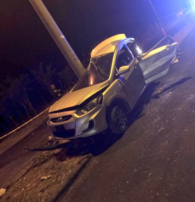 Producto del accidente resultaron heridos el conductor del vehículo de 27 años y dos menores de 9 y 4 años quienes permanecen en el cuarto de urgencias del hospital José Domingo de Obaldia.