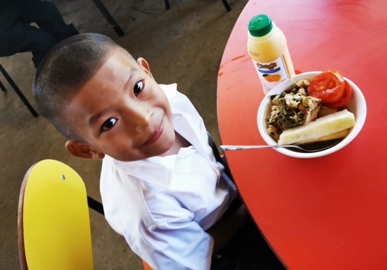 Los niños de la escuela Llano Tugrí, en la comarca Ngäbe Buglé, disfrutaron del menú del programa 'Estudiar sin Hambre