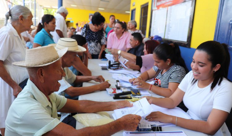 La ministra del Mides dijo que entre julio y septiembre de este año se sabrá cuántos son los verdaderos adultos beneficiarios. Foto: Twitter Mides