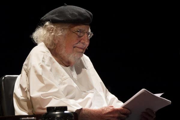 El poeta nicaragüense Ernesto Cardenal lee un poema durante el homenaje que poetas, músicos, intelectuales, escritores y personalidades de la vida política de Nicaragua le rindieron 2015, en el Teatro Nacional Rubén Darío en Managua. FOTO/EFE