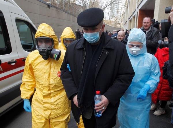 Los trabajadores médicos ucranianos que usan equipo de protección escoltan a un paciente falso durante un ejercicio de capacitación médica en caso de detección de pacientes con síntomas de coronavirus COVID-19, en el Hospital Clínico Oleksandrivska en Kiev. FOTO/EFE