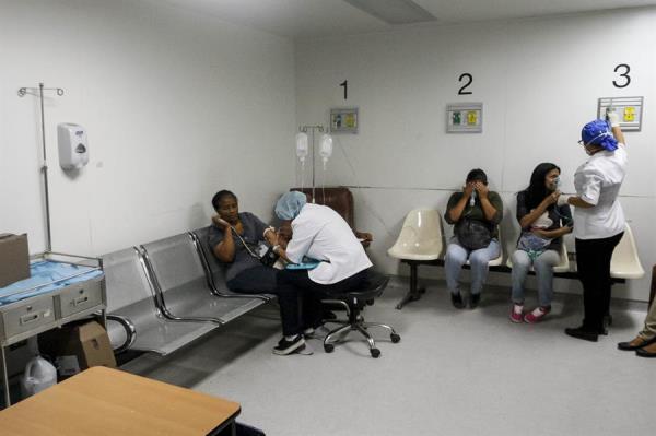 Pacientes reciben atención médica en las instalaciones del Hospital Dr. José María Vargas en Caracas.FOTO/EFE