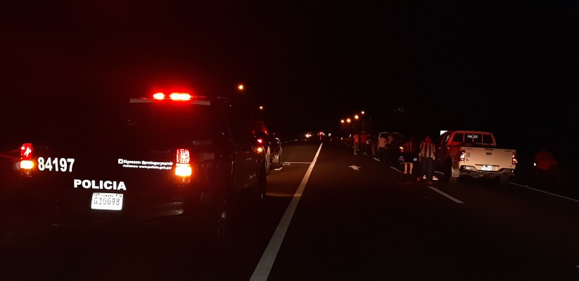 Al lugar del accidente se presentaron miembros de Operaciones del Tránsito de la Policía Nacional y Criminaíística para realizar el levantamiento del cuerpo. Foto/Melquiades Vásquez