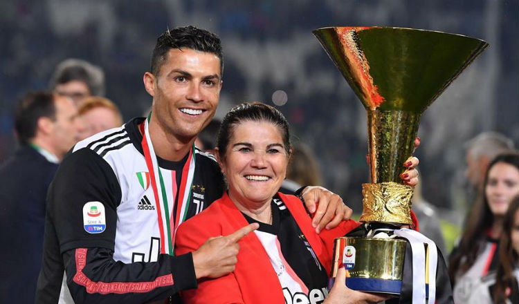 Cristiano Ronaldo junto a su madre,  Dolores Aveiro Foto EFE