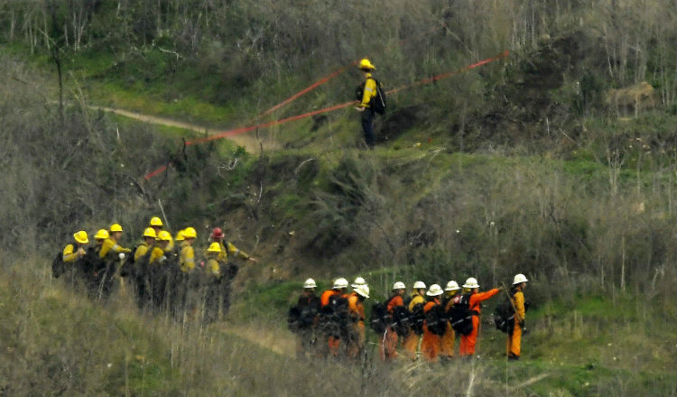 Agentes llegan al lugar donde se accidentó Kobe Bryant.