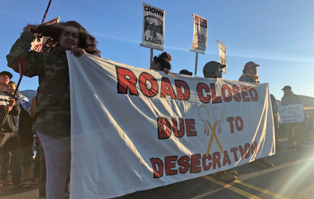 Muchos nativos se oponen a plan para construir un telescopio en Mauna Kea, la montaña más alta del país. Una protesta. Foto / Caleb Jones/Associated Press.