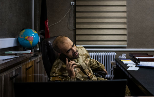 El Coronel Aryan Faizy, un veterano de inteligencia, se enfoca en mejorar el combate al crimen en Kabul. Foto / Jim Huylebroek para The New York Times.