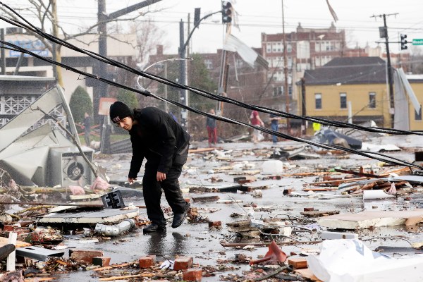 Un fuerte tornado se formó en horas de la madrugada y pasó por el centro de la ciudad. FOTO/AP