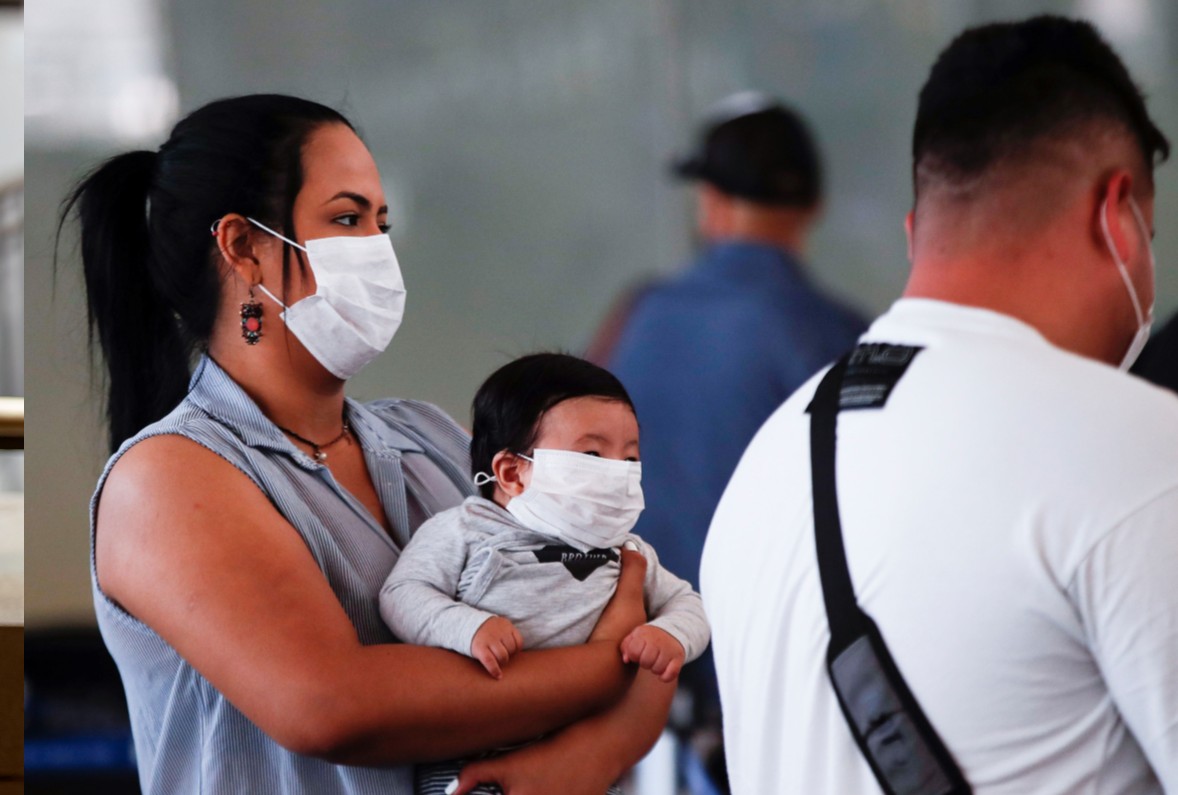 Pasajeros  en diferentes aeropuertos del mundo siguen portando cubrebocas para evitar el contagio del coronavirus. Foto EFE