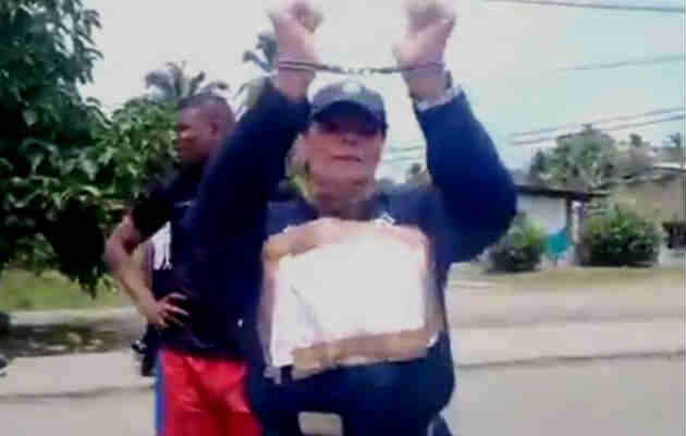 Policía se defiende y protesta frente a la estación donde brinda servicio. Foto/REDES