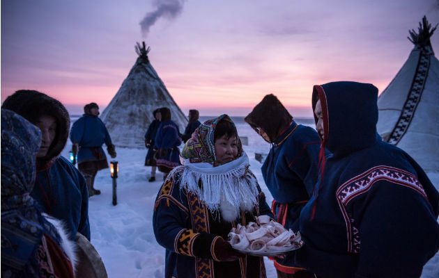 Una mujer nenets nativa con una charola de stroganina durante el festival en honor al manjar en Yar-Sale. Foto / Sergey Ponomarev para The New York Times.