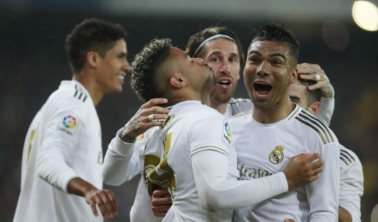 Los jugadores del Real Madrid tras vencer en el Clásico al Barcelona 2-0 Foto AP