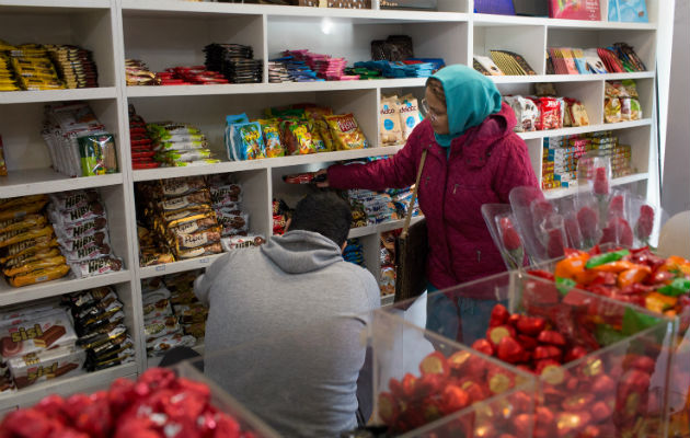 Galletas Gorji Biscuit se beneficiaron con la salida de competidores extranjeros. Un supermercado en Teherán. Foto / Mojgan Ghanbari para The New York Times.