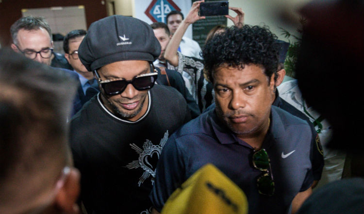 Ronaldinho a su salida de la Fiscalía de Paraguay Foto EFE