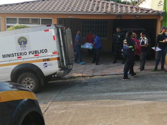 Los familiares encontraron el cuerpo y llamaron a las autoridades. FOTO/ERIC MONTENEGRO