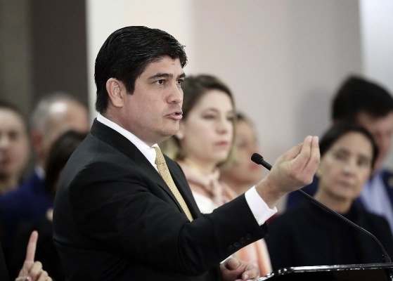 El presidente de Costa Rica, Carlos Quesada Alvarado, llamó a la ciudadanía a mantener la calma y que estén pendientes de las informaciones de las autoridades competentes. FOTO/EFE
