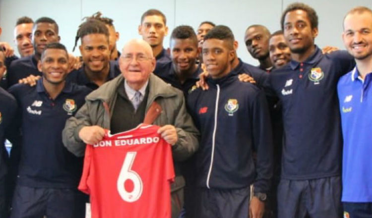 Eduardo Moreno Tórtora recibió un homenaje previo a un partido de la selección ante Uruguay. Foto Fepafut