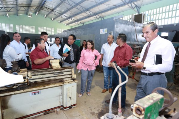 La ministra de Educación, Maruja Gorday de Villalobos, se reunió con los docentes del Instituto Profesional y Técnico Fernando de Lesseps. FOTO/ERIC MONTENEGRO