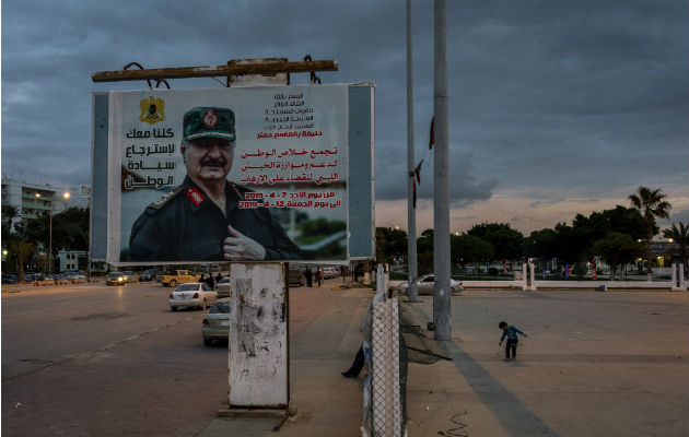 Khalifa Hifter, gobernante militar de Bengasi, tiene 6 años intentando tomar el control del resto de Libia. Foto / Ivor Prickett para The New York Times.