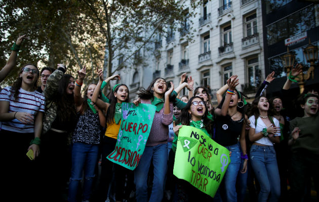 El movimiento pro derecho al aborto en Argentina tiene años de reunir apoyo. Foto / Agustin Marcarian/Reuters.