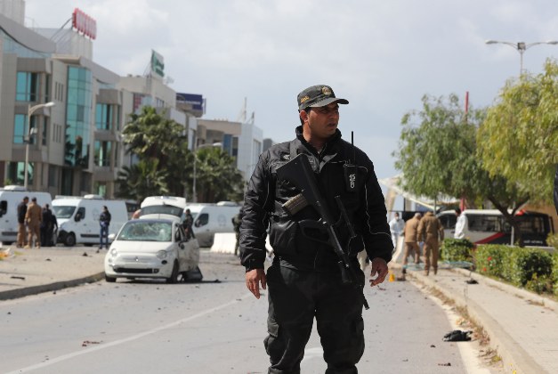 Según informes de los medios locales, un presunto atacante suicida en una motocicleta detonó. fuera de la embajada de los Estados Unidos en el área de Lac 2 de Túnez. FOTO/AP