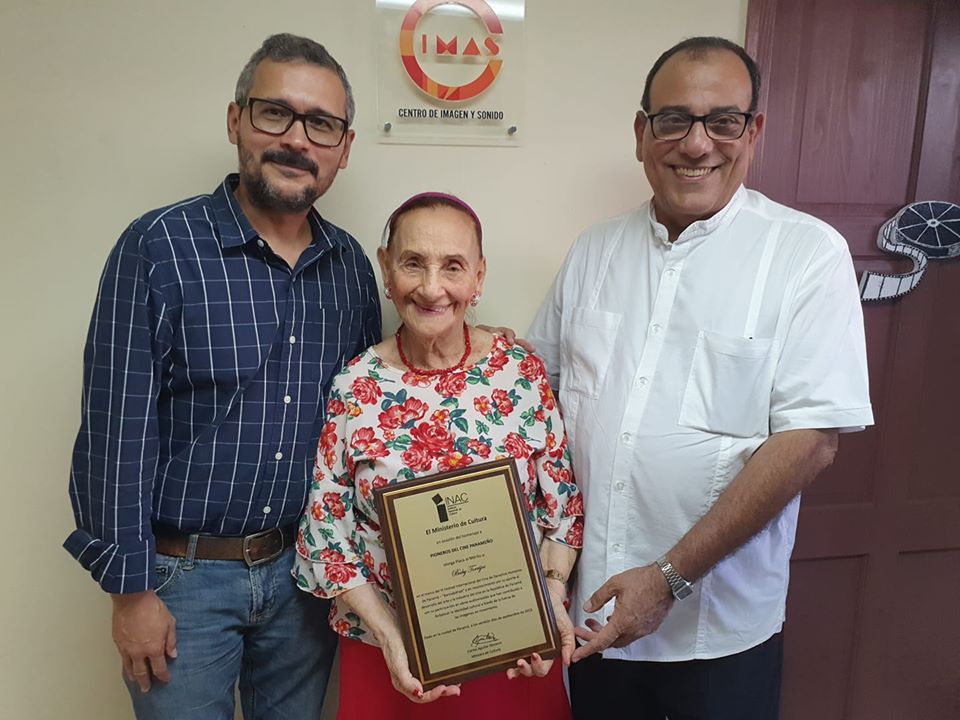 Daniel Domínguez, Baby Torrijos y Edgar Soberón Torchía, durante reconocimiento que le hiciera MiCultura (cuando era INAC), el año pasado,  por su trayectoria en la industria teatral. Foto: MiCultura (Inac)