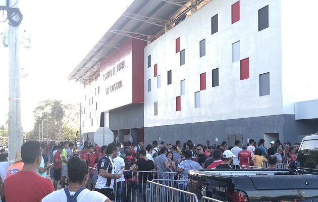 Aficionados en los predios del estadio San Cristóbal.  Foto:@Atl_chiriqui