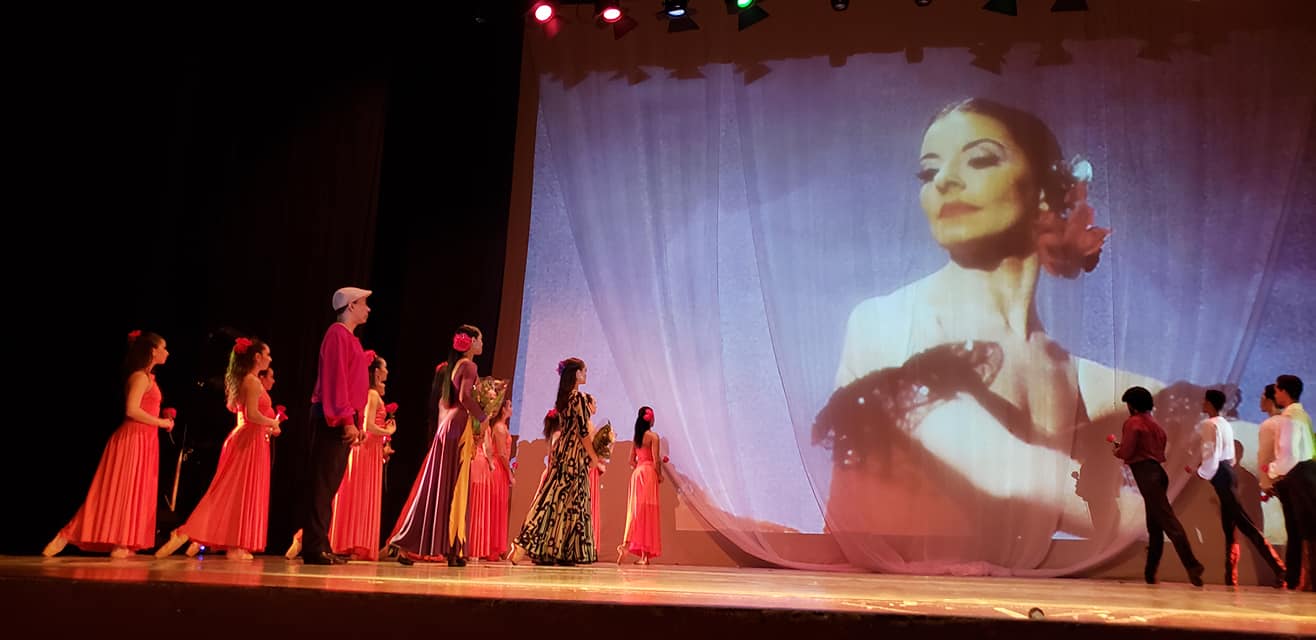 El Ministerio de Cultura, MiCultura, realizó, con el Ballet Nacional de Panamá, un homenaje póstumo, a pocos días de su fallecimiento, a la primera bailarina cubana Alicia Alonso, referente en la historia mundial del ballet. Foto: Facebook Raúl Bernal