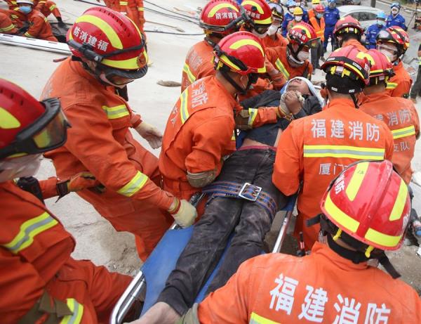 Los rescatistas llevan a una víctima herida desde el derrumbado edificio de seis pisos del hotel en la ciudad de Quanzhou, en la provincia de Fujian, sureste de China. FOTO/EFE