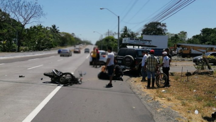 La víctima viajaba en su motocicleta cuando a la altura de la entrada de la Barriada Doña Fela impactó contra un vehículo tipo camioneta que realizó  un giro prohibido